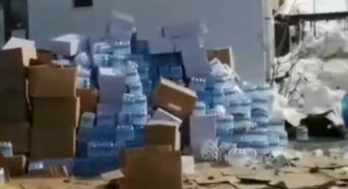 Yardımları yakınlarına dağıtan muhtar suç üstü yakalanınca kadını darp etti