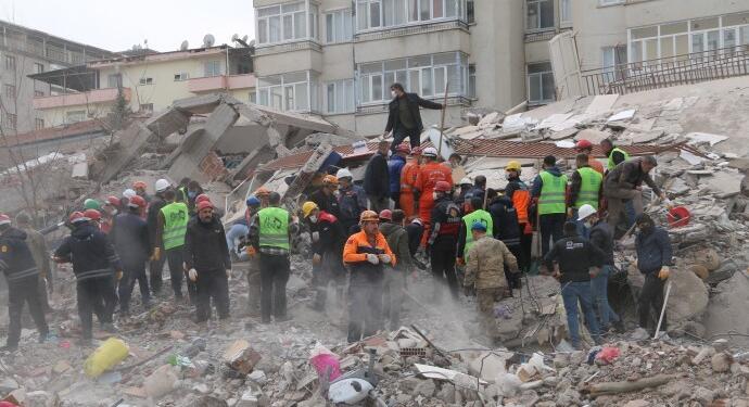 Meletî’de arama kurtarma sürüyor: Enkazlarda en az 3 kişi var