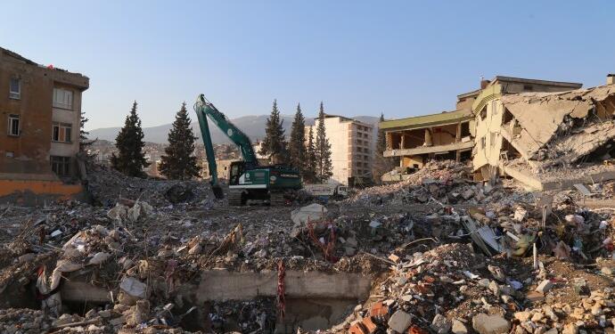 Enkazlardan cenaze çıkıyor: Cenazeler tanınmayacak halde
