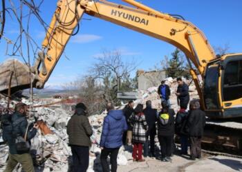 Nurdağı’nda yurttaşlar: Kepçe kiralayıp cenazelerimizi çıkarıyoruz