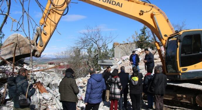 Nurdağı’nda yurttaşlar: Kepçe kiralayıp cenazelerimizi çıkarıyoruz