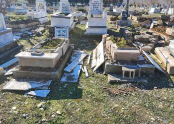 Kendileri enkaz altından çıkardı kendileri defnetti