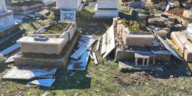 Kendileri enkaz altından çıkardı kendileri defnetti