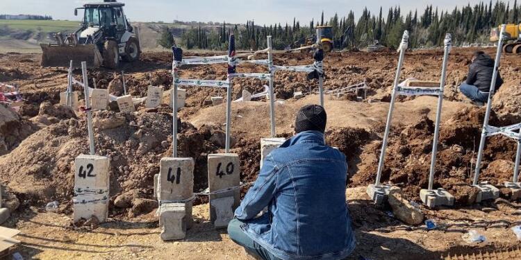 Yaşamını yitirenler insan onuruna uygun defnedilmeli