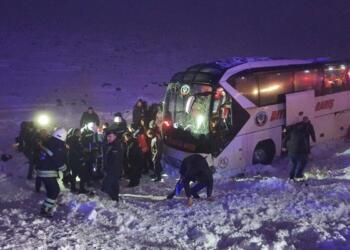 Amed’de otobüs şarampole yuvarlandı: Çok sayıda yaralı var