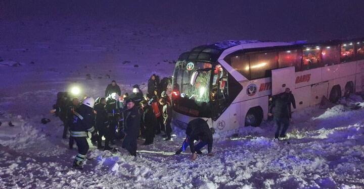 Amed’de otobüs şarampole yuvarlandı: Çok sayıda yaralı var