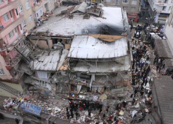 Amed’deki Sözel Apartmanı’nda 11 kişi halen enkaz altında