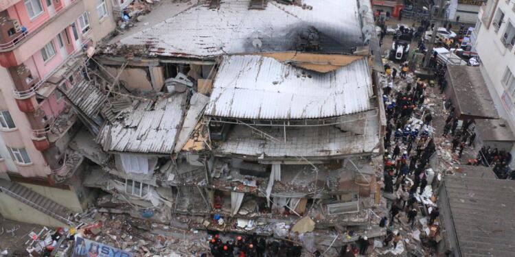 Amed’deki Sözel Apartmanı’nda 11 kişi halen enkaz altında