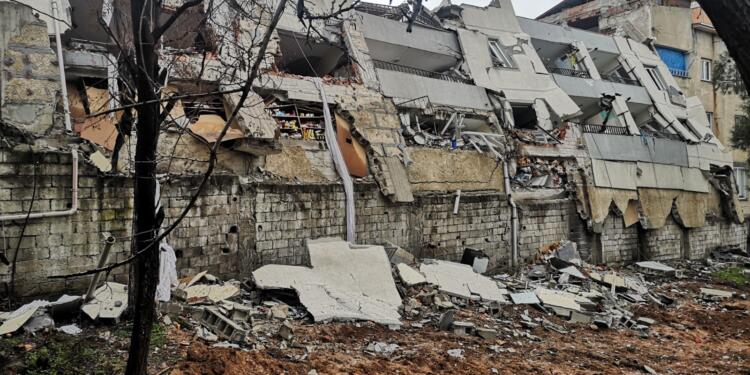 Depremin merkez üssünde halk kaderine terk edildi