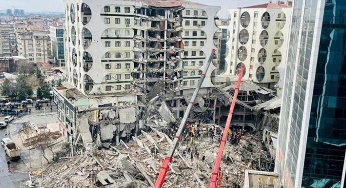 Galeria İş Merkezi enkazında hala 8 kişi var