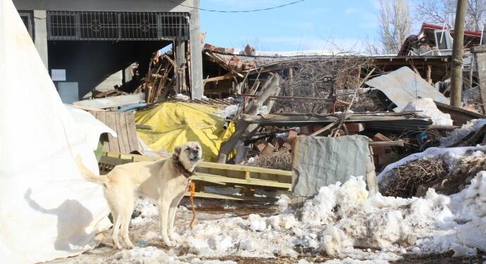 Koruculardan enkaz altındaki silahları istendi