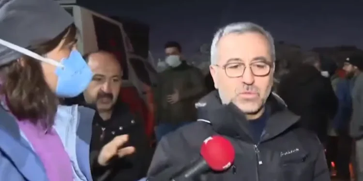 Belediye Başkanı korumaları soru soran Fox TV muhabirini itekledi