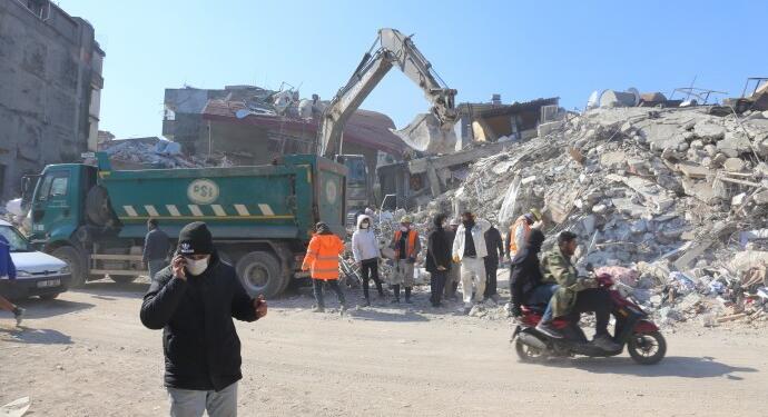 Hatay’da arama-kurtarma yerini enkaz kaldırmaya bıraktı