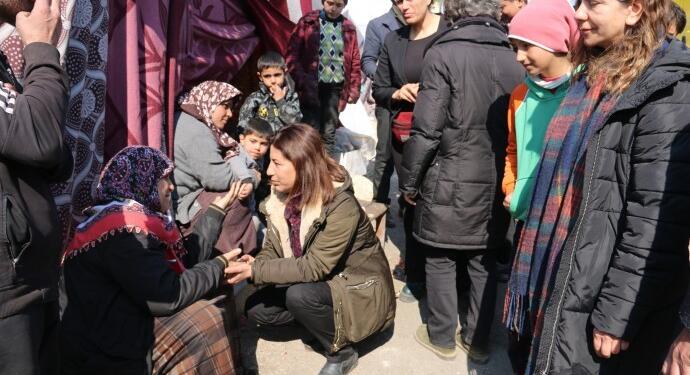 HDP Dîlok’taki Rojavalıları ziyaret etti: Bir çadırda 100 kişi kalıyor