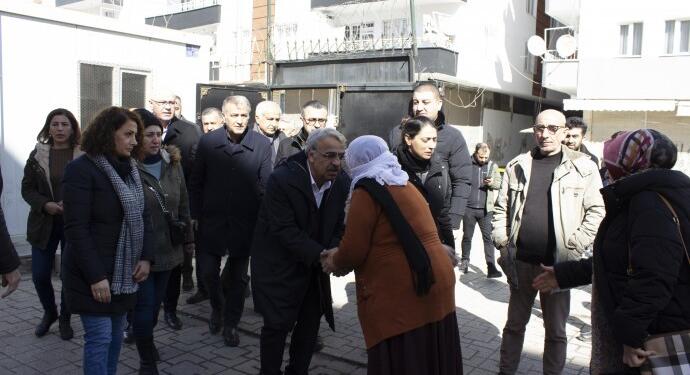 Sancar ve beraberindeki HDP heyeti Amed’de depremzedeleri ziyaret etti
