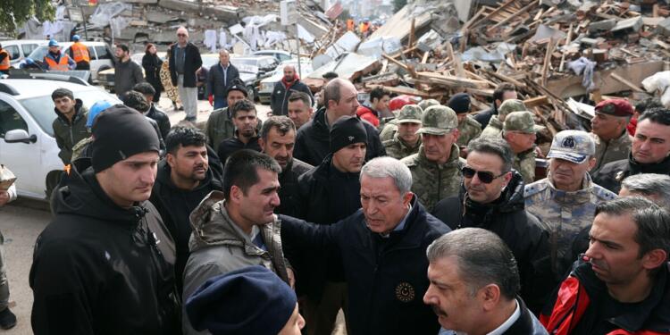 Akar itiraf etti: Asker ‘Kürtlere karşı savaş’ nedeniyle depremde ortada yoktu