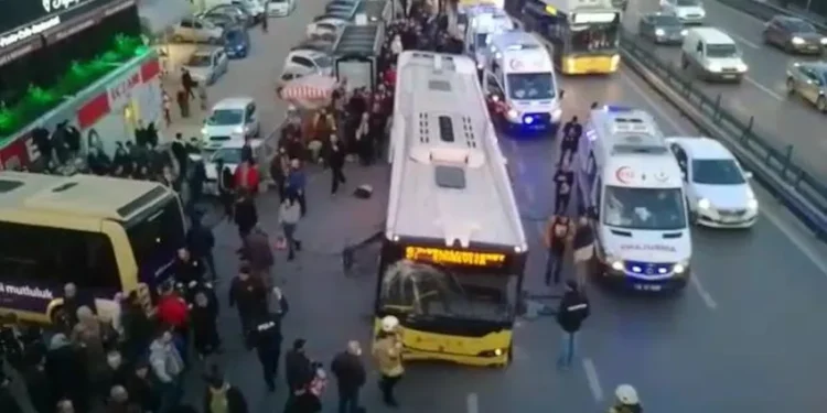 İETT otobüsü durağa girdi: Ölü ve yaralı var