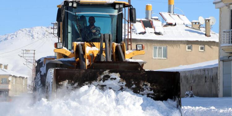 Kar yolları kapattı, sınavları erteletti