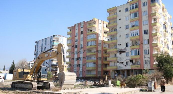 Osmaniye’de ağır hasarlı binaların yıkımına başlandı