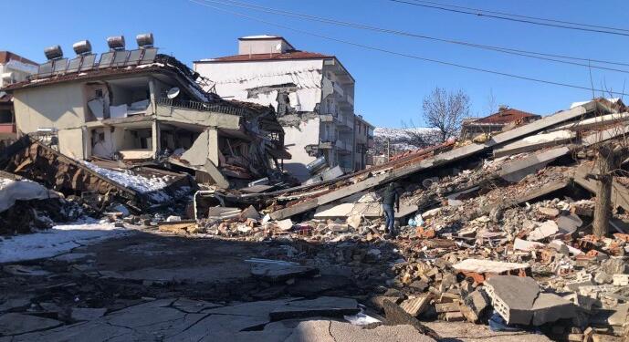 Sergolan’da her binanın enkazı düştüğü gibi duruyor