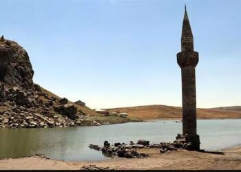 Agırî'de suları ciddi oranda azalan Yazıcı Barajı'nda su altında bırakılan köyün yapıları ortaya çıktı