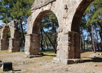 Phaselis Antik Kenti, Antik Yunan ve Roma kentidir. Üç limanlı kentin muhteşem bir Ana Caddesi ve Anfi Tiyatrosu, kent girişinde Hadrian Kapısı bulunan muhteşem alnadaa kazı çalışmaları ve kurtarma çalışmaları sürüyor