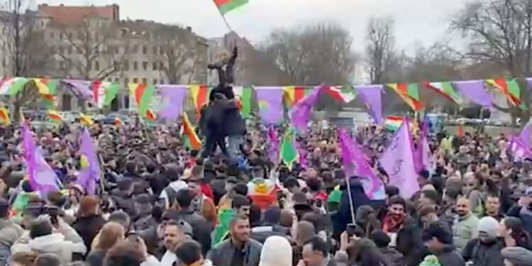 Berlin’de binler Newroz ateşini yaktı