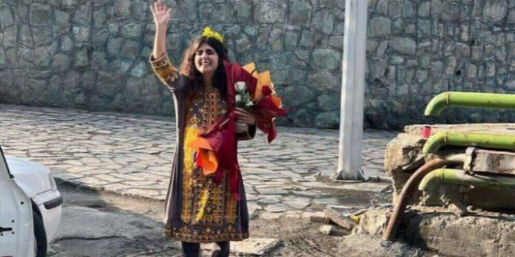 İran’da tutuklu aktivist cezaevinden sloganlarla çıktı