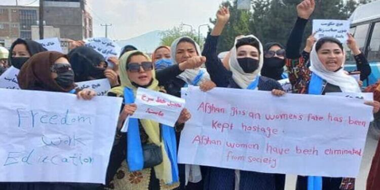 Kabil’de Taliban’ı protesto eden kadınlara saldırı