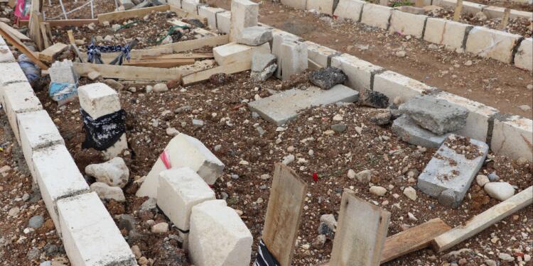 Depremde açılan toplu mezarlar yağmurda tahrip oldu