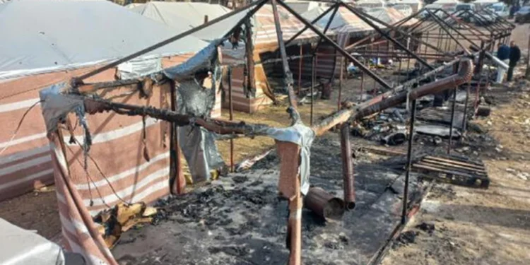 Çadır kentte yangın: İki depremzede yaralandı