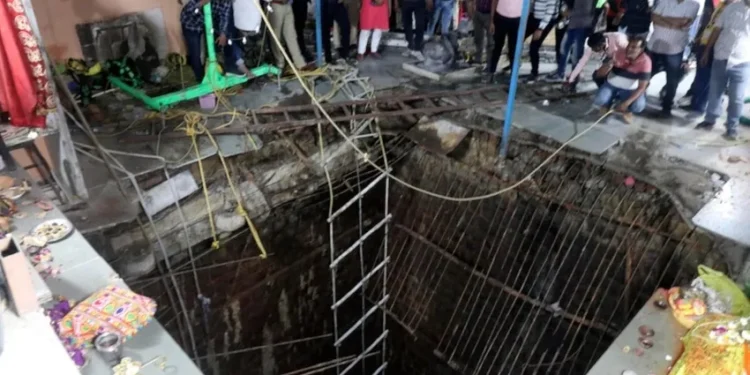 Hindistan’da kuyu çöktü: 35 kişi hayatını kaybetti