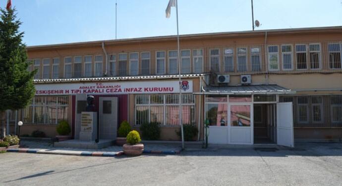 Aile bireyleri dışındakilere mektup yazdığı için tahliye edilmiyor