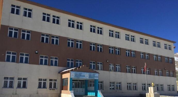 Gever’de 30 öğrenci zehirlendi