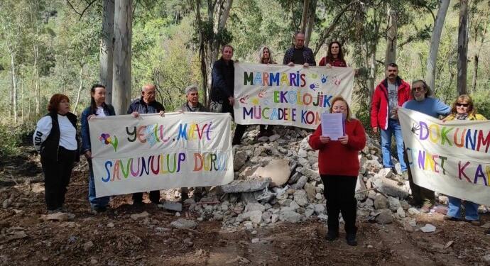 Marmaris Belediyesi dere kenarına moloz döktü
