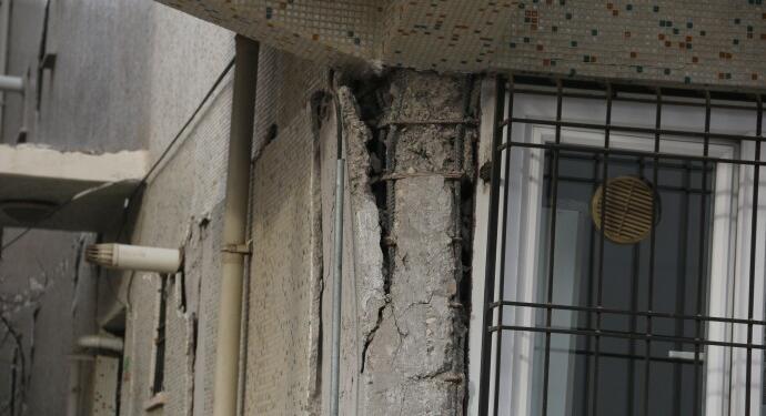 Ağır hasarlı ev bir türlü yıkılmadı insanlar içine giriyor