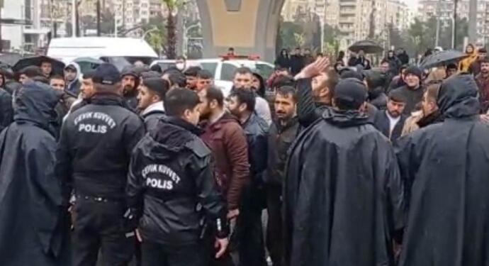 Riha’da halk sel nedeniyle önlem almayan belediye başkanını yuhaladı