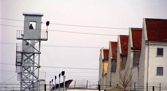 Tutukluları 22 saat duvara baktırıp aç susuz bıraktılar
