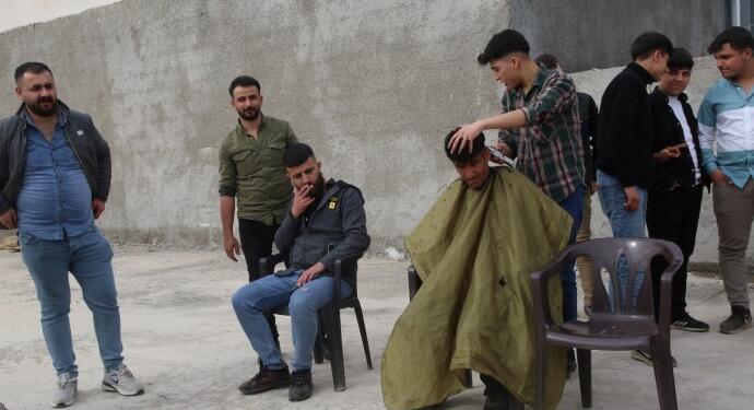 Gönüllü berberler iş başında: Bir nebzede olsa acıları dindirmek istiyoruz