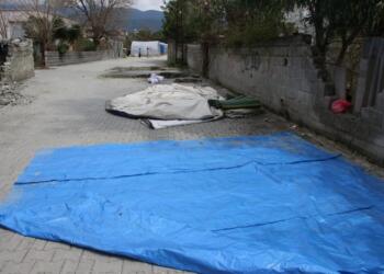 Çadırlar ilk yağmurda su aldı: Depremzedeler çadır istiyor