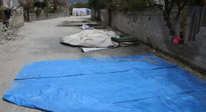 Çadırlar ilk yağmurda su aldı: Depremzedeler çadır istiyor