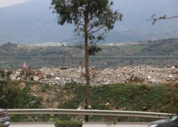 Enkazların molozları tarım arazisine dökülüyor