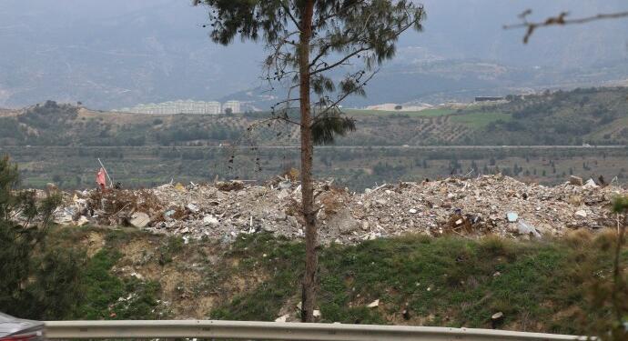 Enkazların molozları tarım arazisine dökülüyor
