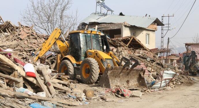 Devlet yoktu kepçeci Ali vardı: Havyanlar cenazeyi yemesin diye başında bekledim