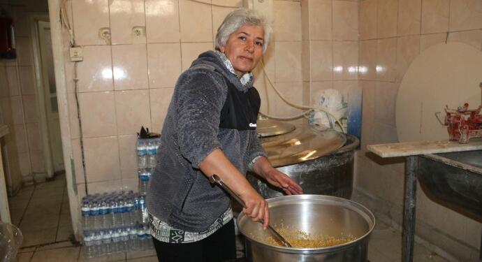 Depremzede aşçı gönüllüler için her gün yemek yapıyor