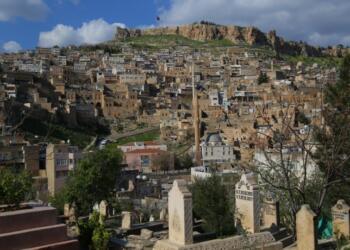 Kayyum seçim gelmeden taşınmazları satışa çıkardı