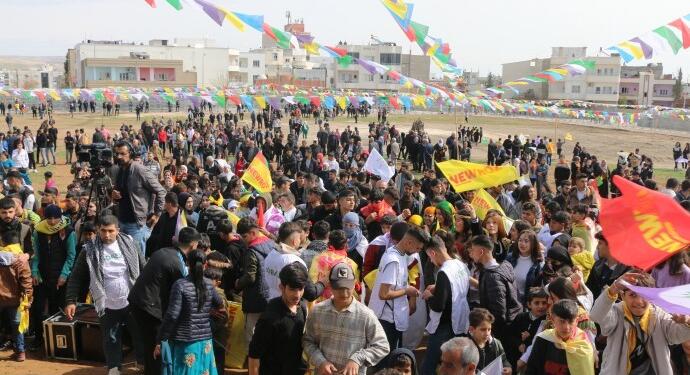 Direniş kentlerinde Newroz alanları doldu taştı