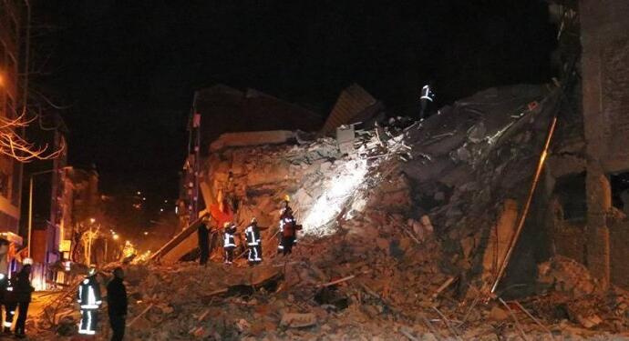 Meleti’de 6 katlı bina yıkıldı