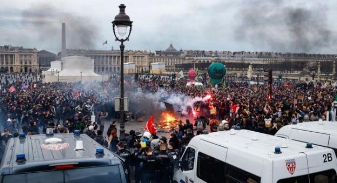 Fransa’da tartışmalı yasa oylama yapılmadan Meclis’ten geçti
