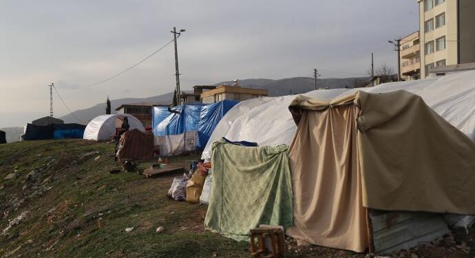 Çadır kentlerde yer yok, brandalarla çadır yapıyorlar
